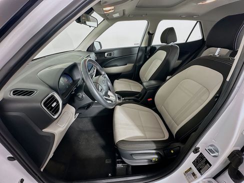 Used 2025 Hyundai Venue SEL FWD image 13