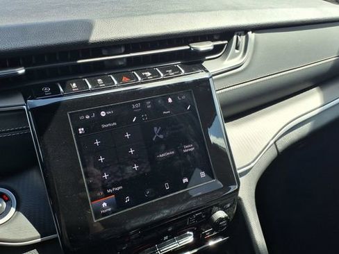 Used 2025 Jeep Grand Cherokee Altitude image 28