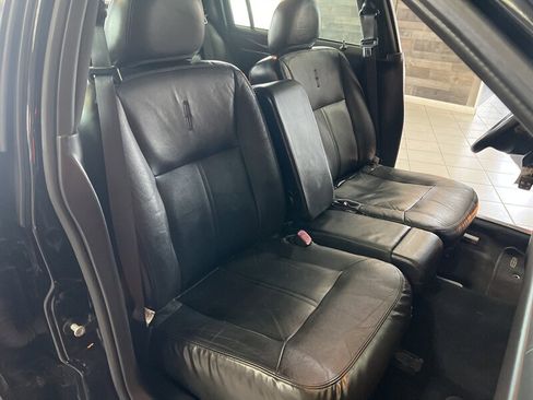 Used 2009 Lincoln Town Car Signature Limited image 21