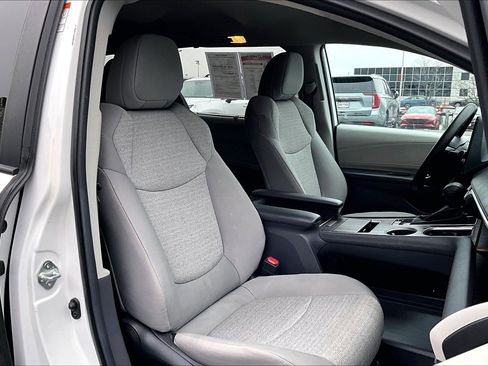 Used 2024 Toyota Sienna LE image 7