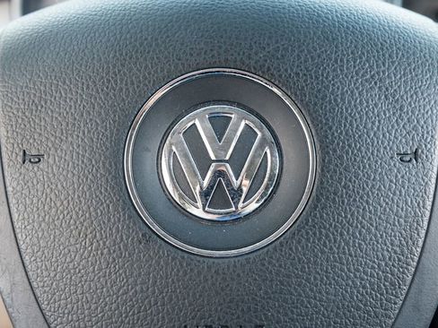 Used 2012 Volkswagen Routan SE image 18