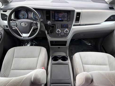 Used 2018 Toyota Sienna LE AWD/4WD image 23