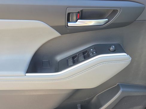 Used 2020 Toyota Highlander XLE image 19