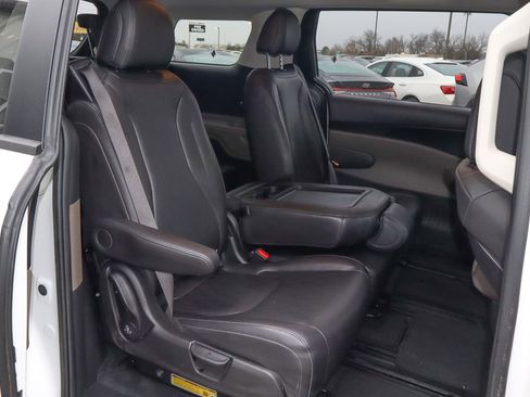 Used 2025 Kia Carnival LXS image 28