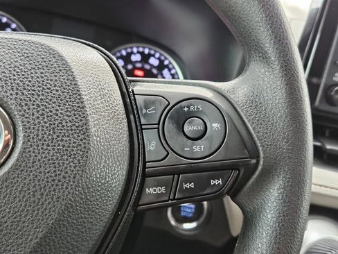 Used 2020 Toyota RAV4 XLE w/ Convenience Package FWD image 22