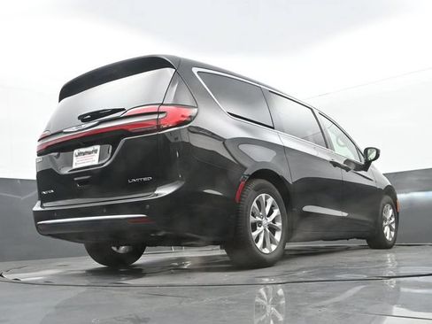 Used 2026 Chrysler Pacifica Limited FWD image 11