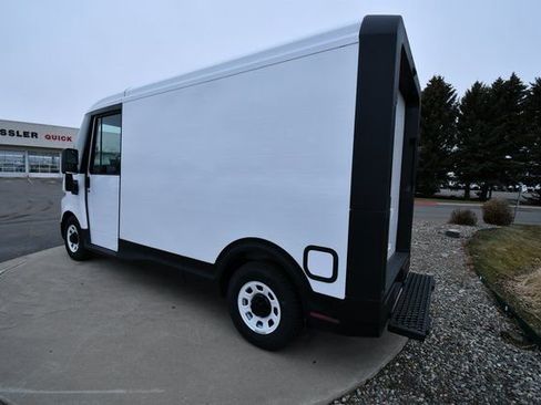 New 2025 Chevrolet Brightdrop 400 w/ Power Door Package image 14