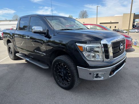 Used 2018 Nissan Titan SL image 4