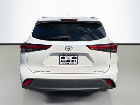 Used 2020 Toyota Highlander XLE AWD/4WD image 6
