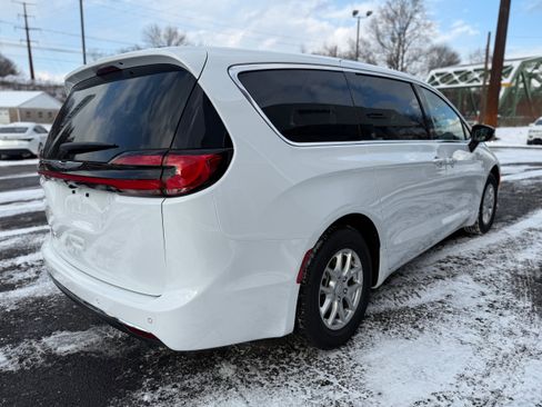 New 2026 Chrysler Pacifica Select image 8