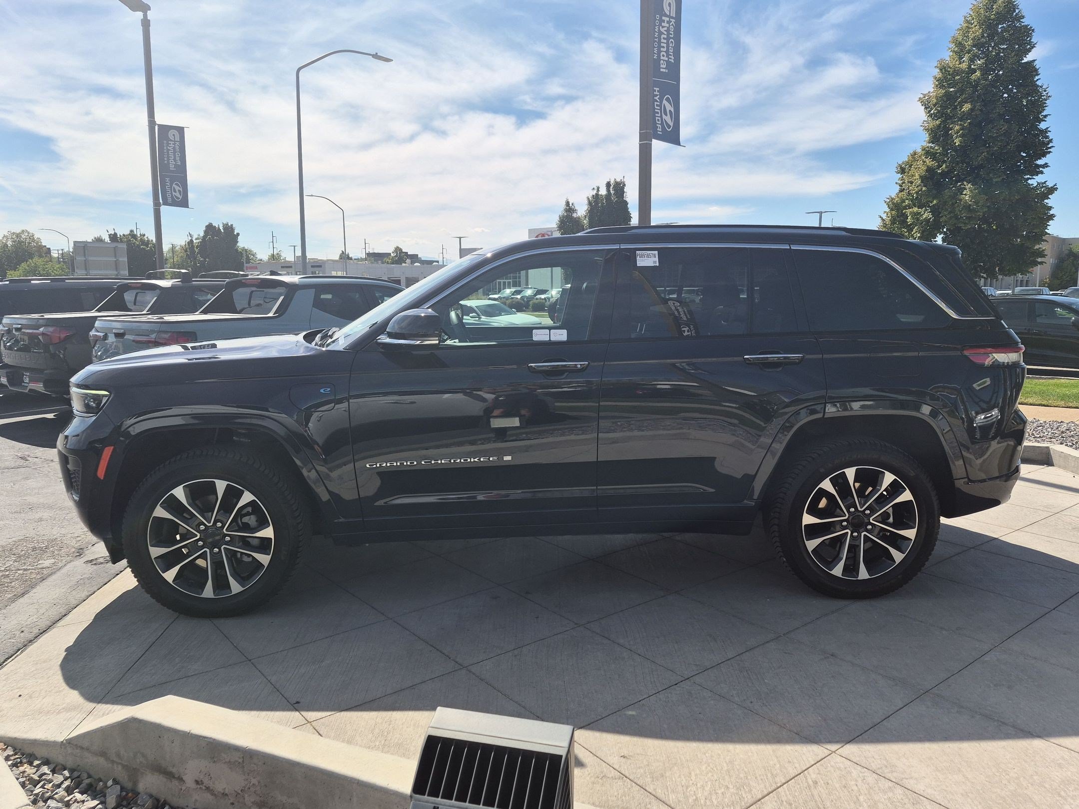 Used 2023 Jeep Grand Cherokee Overland w/ Luxury Tech Group IV AWD/4WD image 9