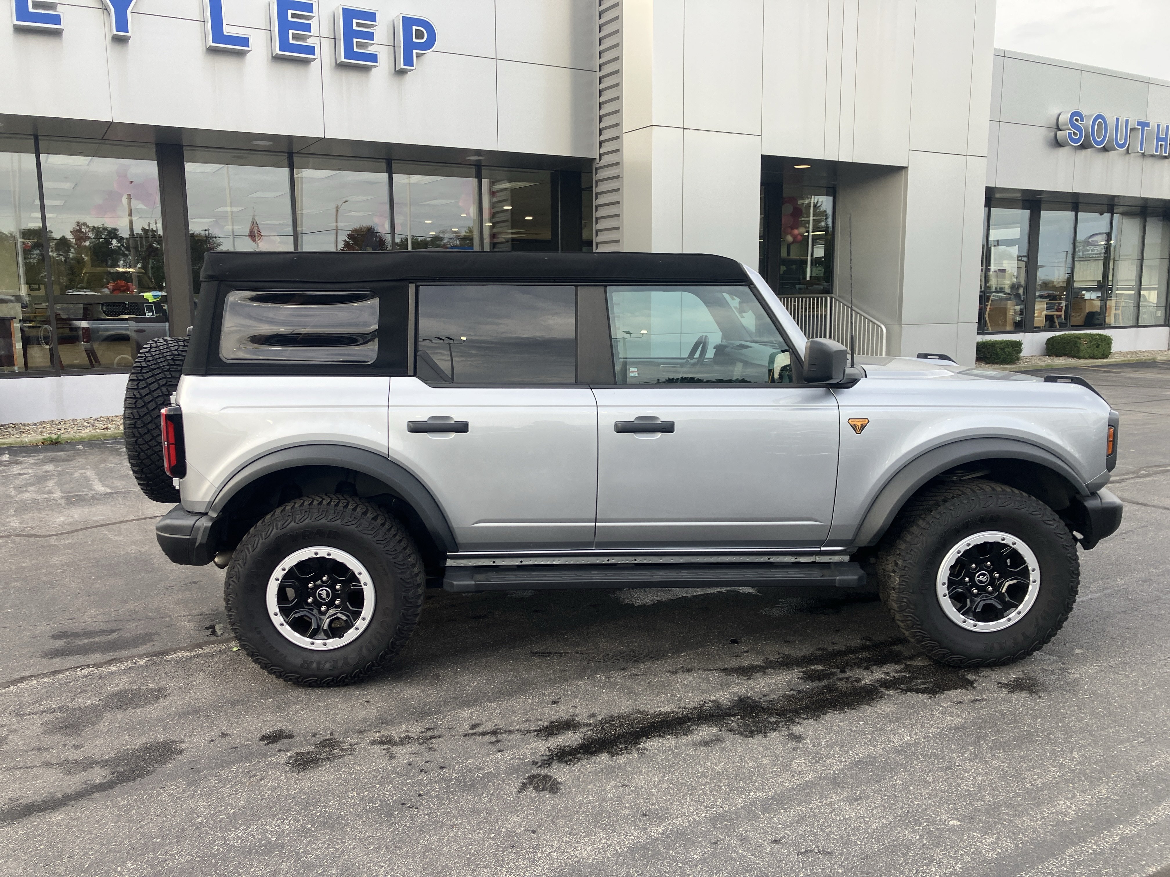 Used 2023 Ford Bronco Badlands w/ Sasquatch Package AWD/4WD image 9