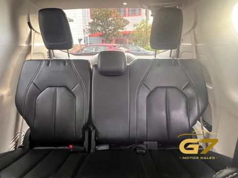 Used 2026 Chrysler Pacifica Select FWD image 13