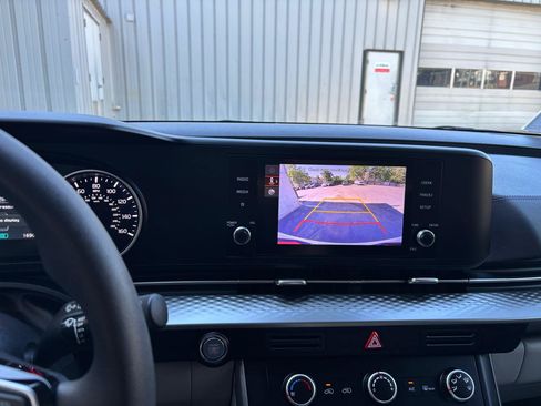 Used 2024 Kia Carnival LX FWD image 12