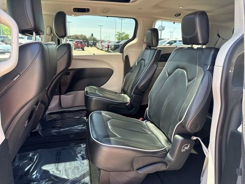 Used 2023 Chrysler Pacifica Limited FWD image 22