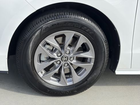 Certified 2025 Toyota Sienna LE FWD image 8