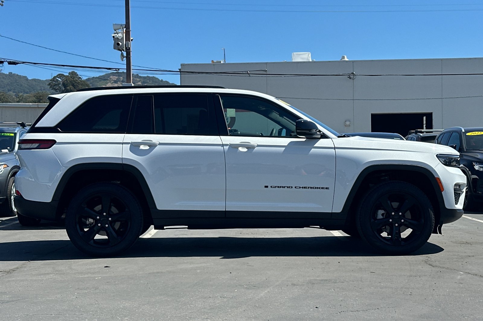 Used 2025 Jeep Grand Cherokee Limited w/ Black Appearance Package AWD/4WD image 8