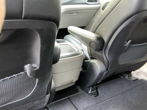 Used 2024 Chrysler Pacifica Touring-L FWD image 20