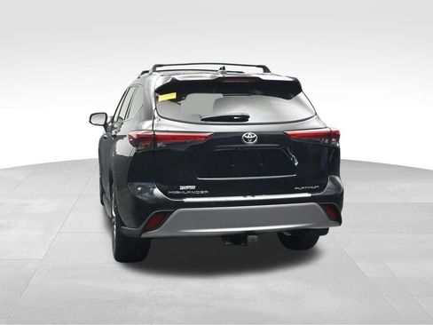 Used 2021 Toyota Highlander Platinum FWD image 4