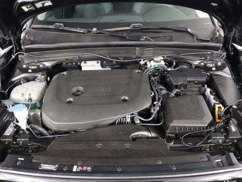 Certified 2025 Volvo XC40 B5 Plus AWD/4WD image 24