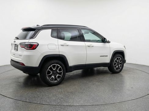 Used 2025 Jeep Compass Trailhawk AWD/4WD image 9