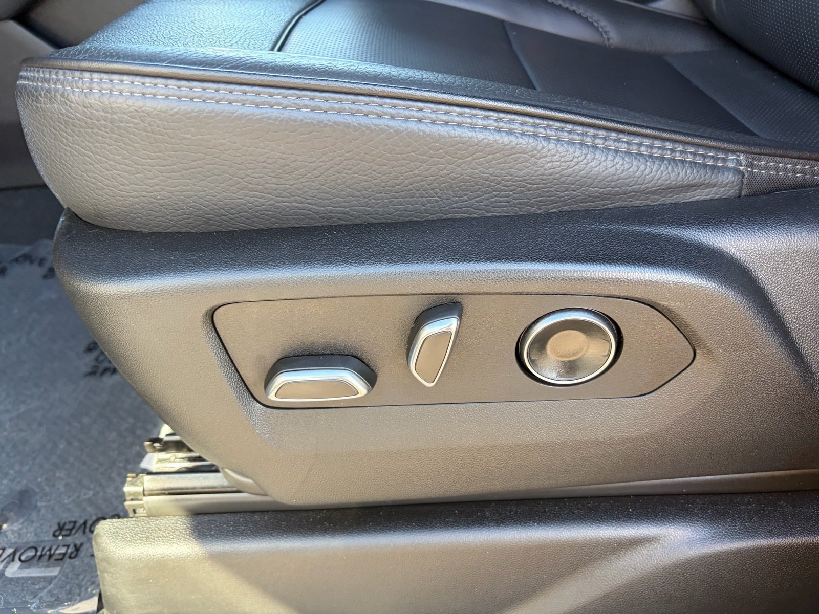 Used 2025 GMC Yukon Denali RWD image 14