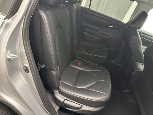 Used 2021 Toyota Highlander XLE AWD/4WD image 11