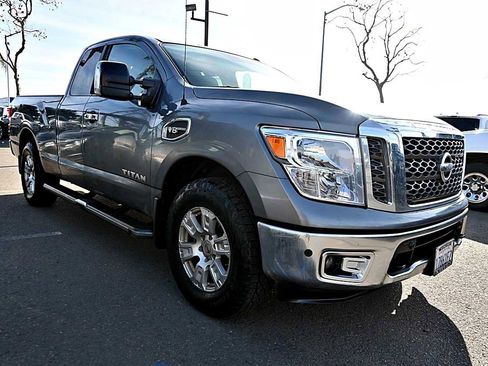 Used 2017 Nissan Titan SV image 3