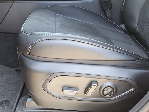 New 2025 Jeep Grand Cherokee L Altitude image 23