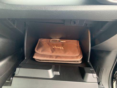 Used 2017 Jeep Renegade Limited image 41