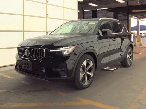 Used 2025 Volvo XC40 B5 Plus AWD/4WD image 1