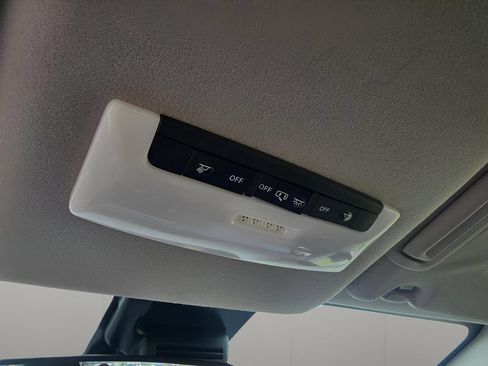 Used 2025 Nissan Versa SV FWD image 21