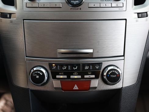 Used 2010 Subaru Outback 2.5i Premium AWD/4WD image 31