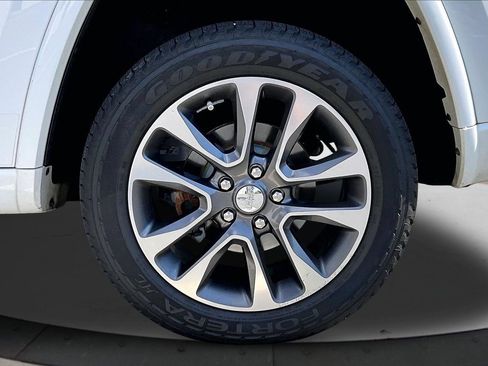 Used 2018 Jeep Grand Cherokee Overland AWD/4WD image 35