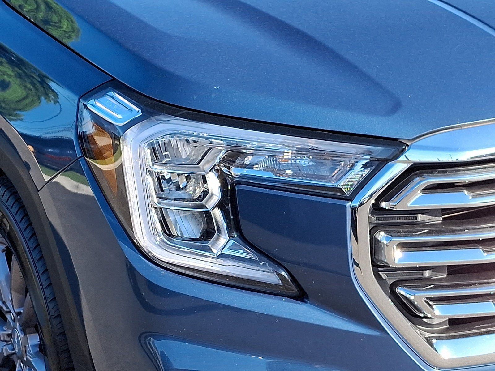 Used 2024 GMC Terrain SLT AWD/4WD image 9