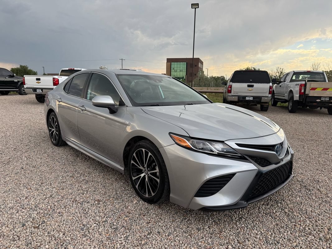 Used 2020 Toyota Camry SE FWD image 1