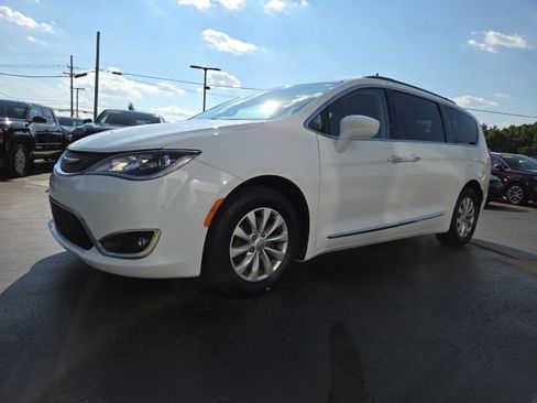 Used 2017 Chrysler Pacifica Touring-L FWD image 3