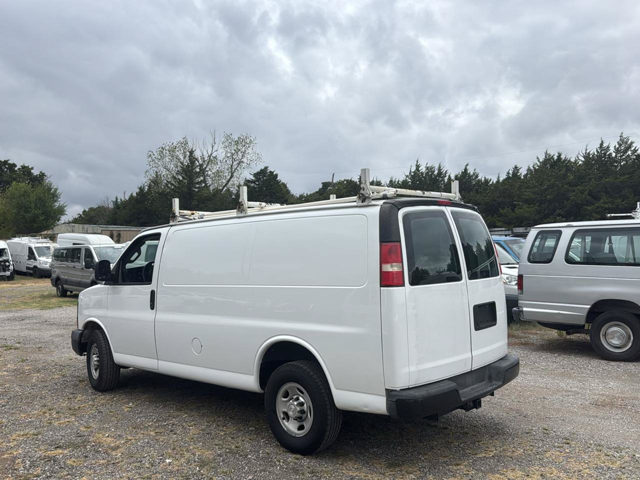 Used 2017 Chevrolet Express 2500 RWD image 9