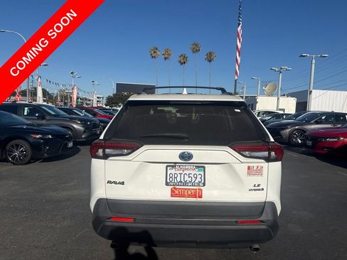 Used 2020 Toyota RAV4 LE w/ Carpet Mat Package AWD/4WD image 5