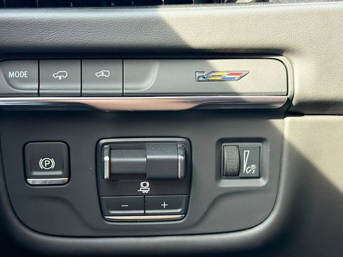 Certified 2025 Cadillac Escalade ESV V AWD/4WD image 38