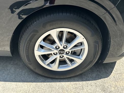 Certified 2024 Kia Carnival LX FWD image 16
