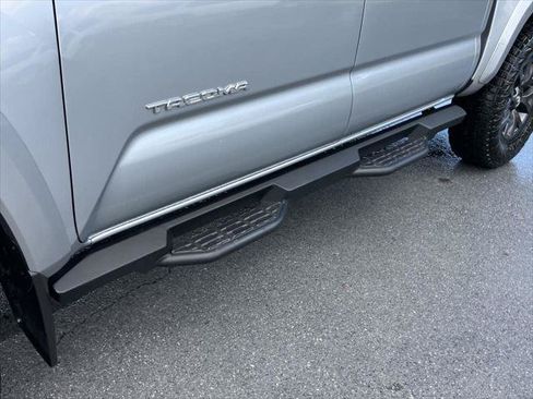 Certified 2022 Toyota Tacoma SR5 AWD/4WD image 10