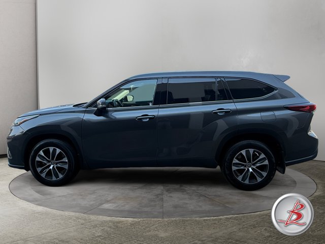 Used 2022 Toyota Highlander XLE AWD/4WD image 4