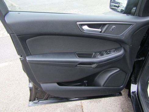 Used 2018 Ford Edge SE image 12