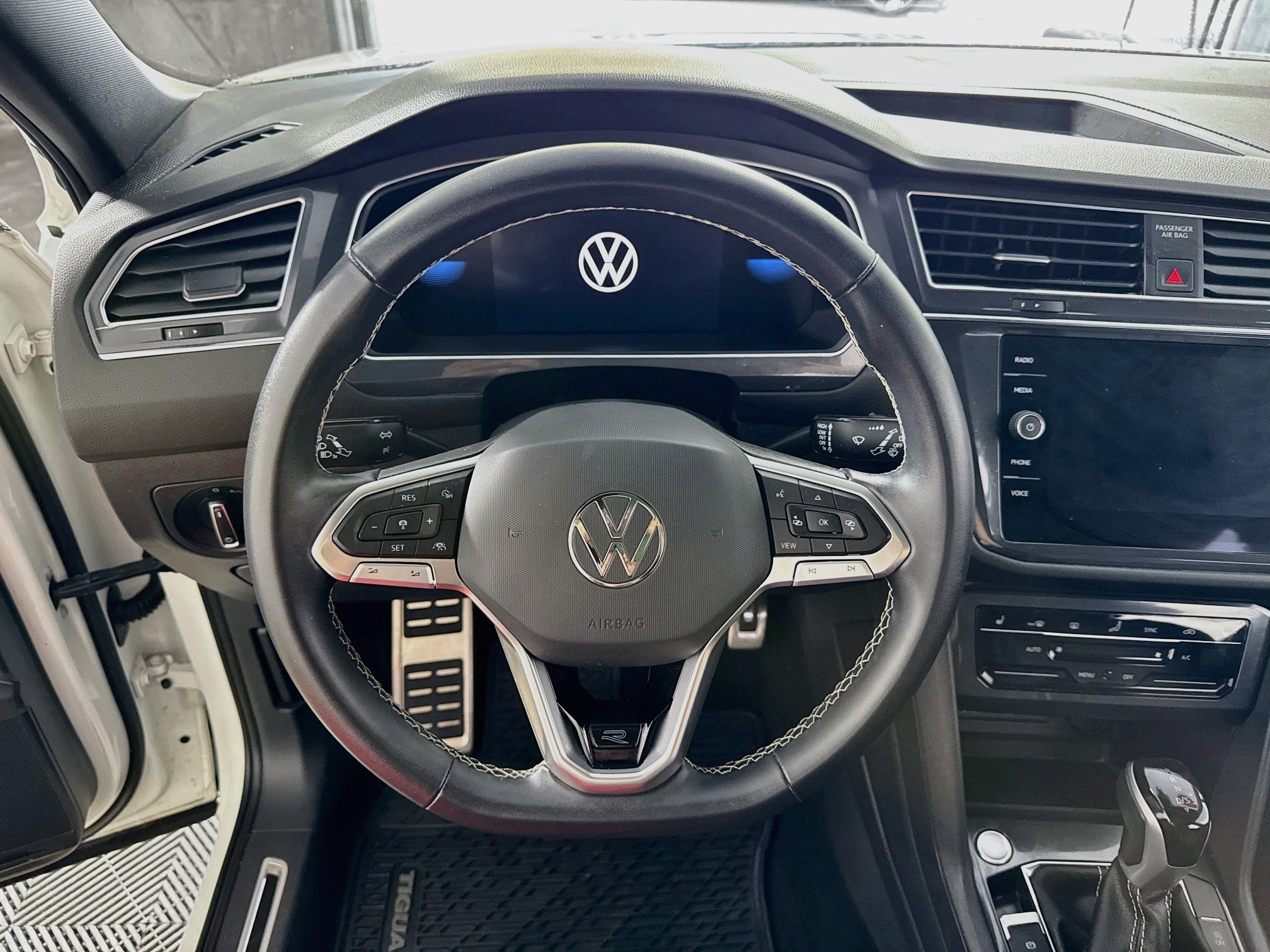 Used 2023 Volkswagen Tiguan SE R-Line AWD/4WD image 15