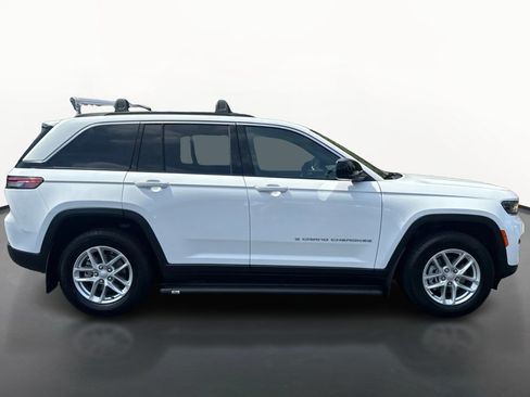 Used 2024 Jeep Grand Cherokee Laredo X w/ Trailer Tow Package AWD/4WD image 2