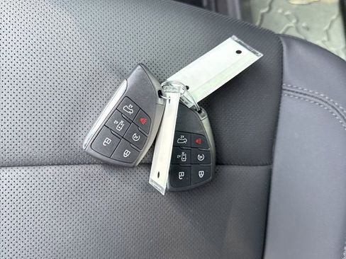 Used 2025 GMC Hummer EV 2X w/ LPO, Sport Package image 39