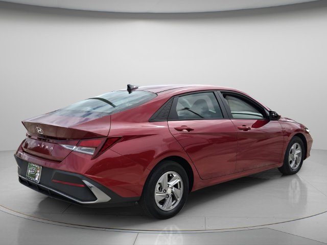 Used 2024 Hyundai Elantra SE FWD image 6
