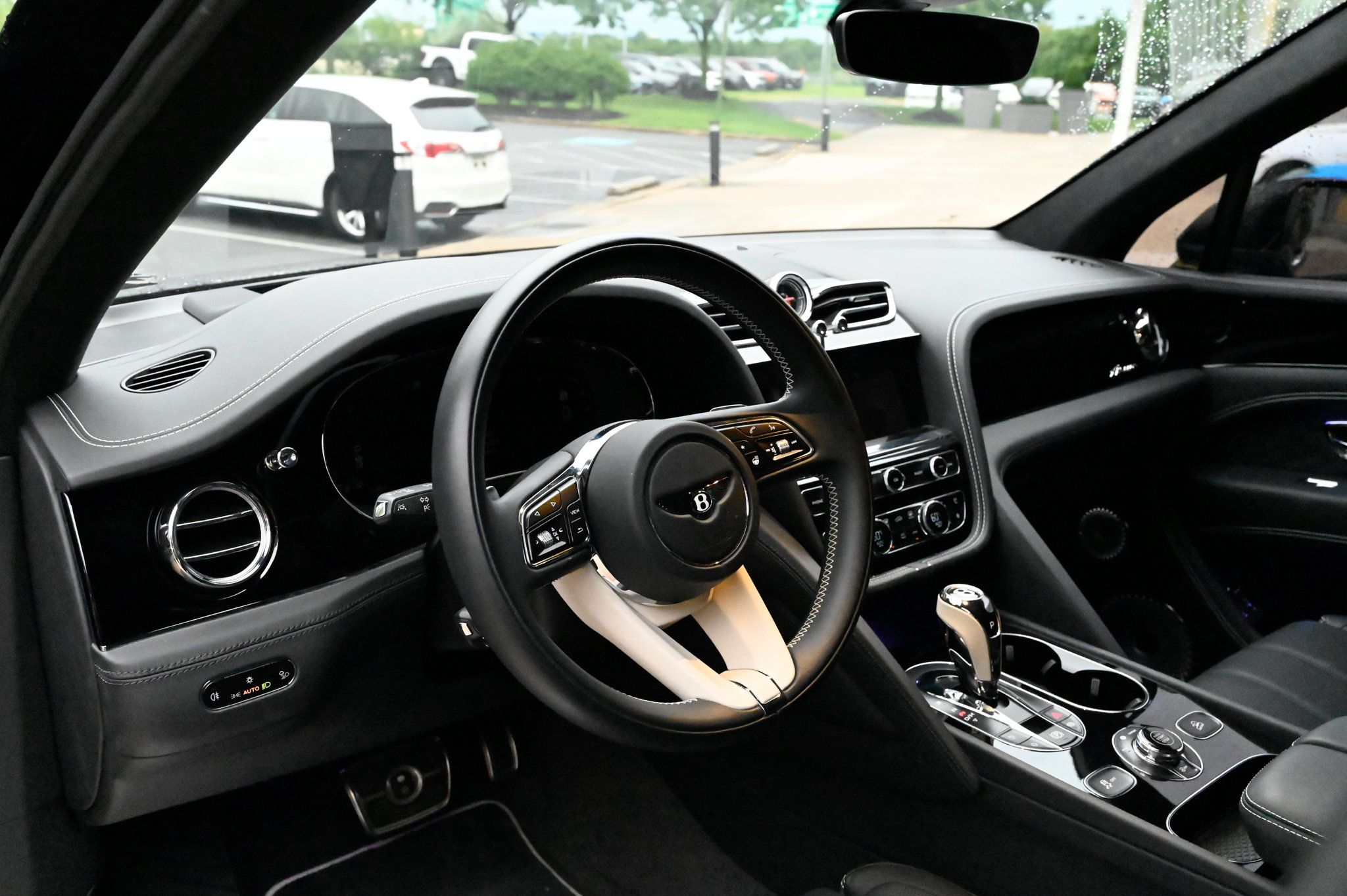 Used 2025 Bentley Bentayga AWD/4WD image 16