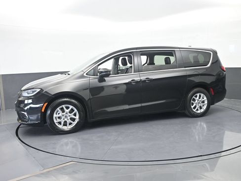 Used 2023 Chrysler Pacifica Touring-L FWD image 2